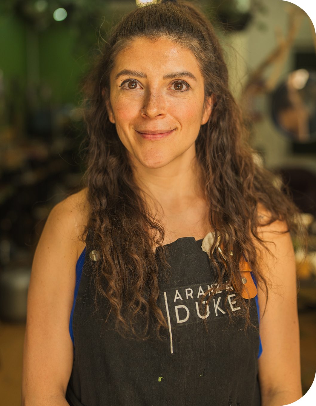 Aranza Düke в своей ювелирной мастерской